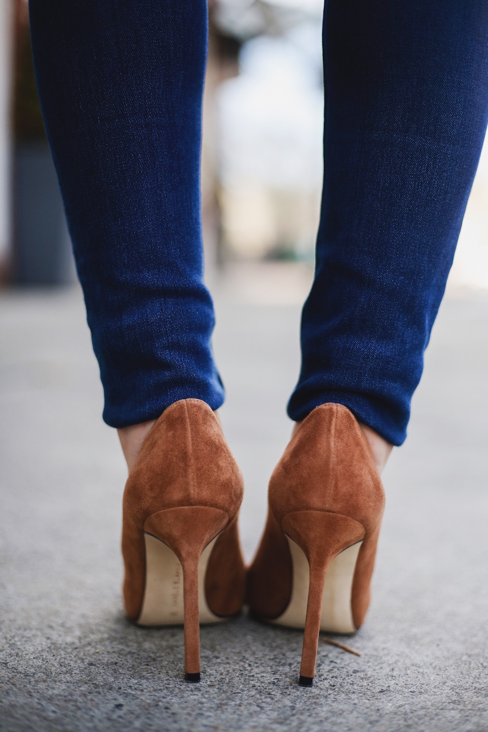 manolo blahnik bb pumps in tan suede