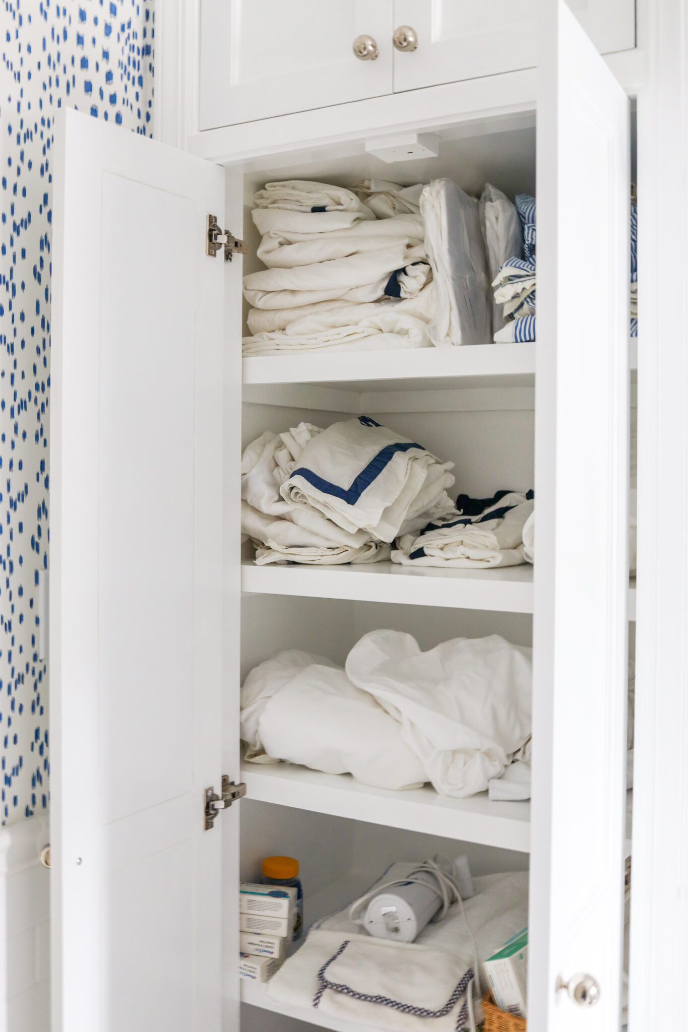 OUR ORGANIZED LINEN CLOSET Design Darling