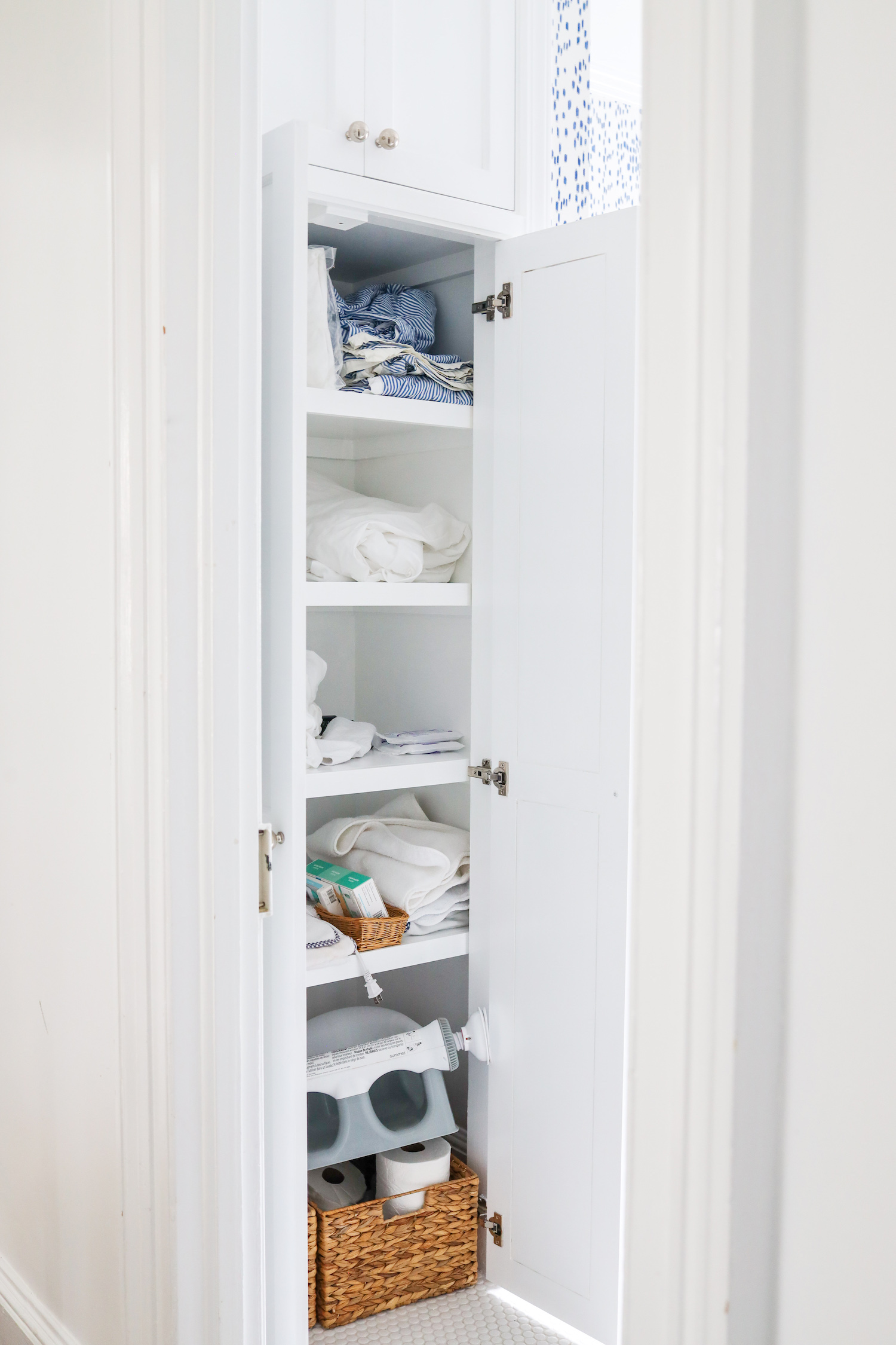 OUR ORGANIZED LINEN CLOSET | Design Darling